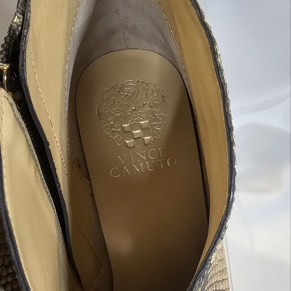 Vince Camuto VC-Sestrind Ankle Bootie - Picture 6 of 9